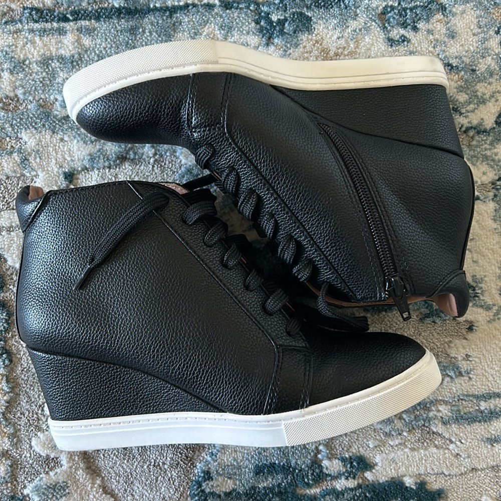 Linea Paolo Fatima Leather Wedge Bootie Size 7.5